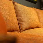 Divano con penisola arancio – dettaglio del tessuto – Confort Salotti