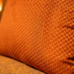 Divano con penisola arancio – dettaglio del tessuto – Confort Salotti