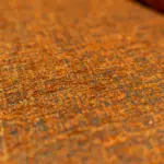 Divano con penisola arancio – dettaglio del tessuto – Confort Salotti