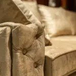 Divano capitonné champagne – dettaglio del tessuto – Confort Salotti