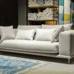 Divano grigio chiaro con piedini in metallo – vista d’insieme – Confort Salotti