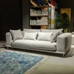 Divano grigio chiaro con piedini in metallo – altra vista – Confort Salotti