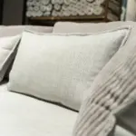 Divano grigio chiaro con piedini in metallo – altra vista – Confort Salotti