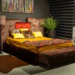 Letto imbottito con testiera arancio – vista d’insieme – Confort Salotti