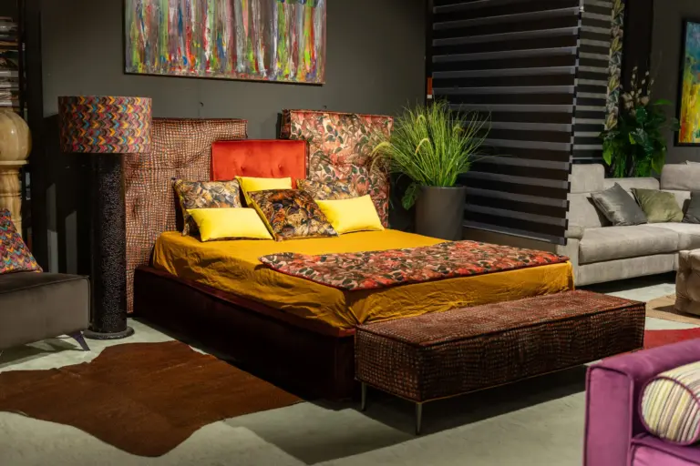 Letto imbottito con testiera arancio – vista d’insieme – Confort Salotti