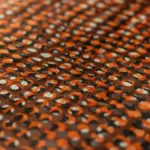 Letto imbottito con testiera arancio – dettaglio del tessuto – Confort Salotti