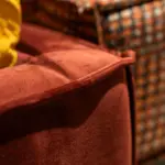 Letto imbottito con testiera arancio – dettaglio del tessuto – Confort Salotti