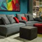 Divano modulare grigio con pouf rosso – vista d’insieme – Confort Salotti