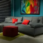 Divano modulare grigio con pouf rosso – altra vista – Confort Salotti