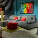 Divano modulare grigio con pouf rosso – altra vista – Confort Salotti