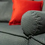 Divano modulare grigio con pouf rosso – dettaglio del tessuto – Confort Salotti