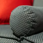 Divano modulare grigio con pouf rosso – dettaglio del tessuto – Confort Salotti