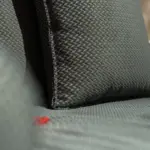 Divano modulare grigio con pouf rosso – dettaglio del tessuto – Confort Salotti