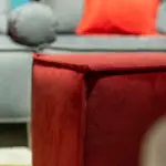 Divano modulare grigio con pouf rosso – dettaglio del tessuto – Confort Salotti