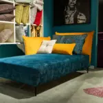 Chaise longue in velluto blu pavone – vista d’insieme – Confort Salotti