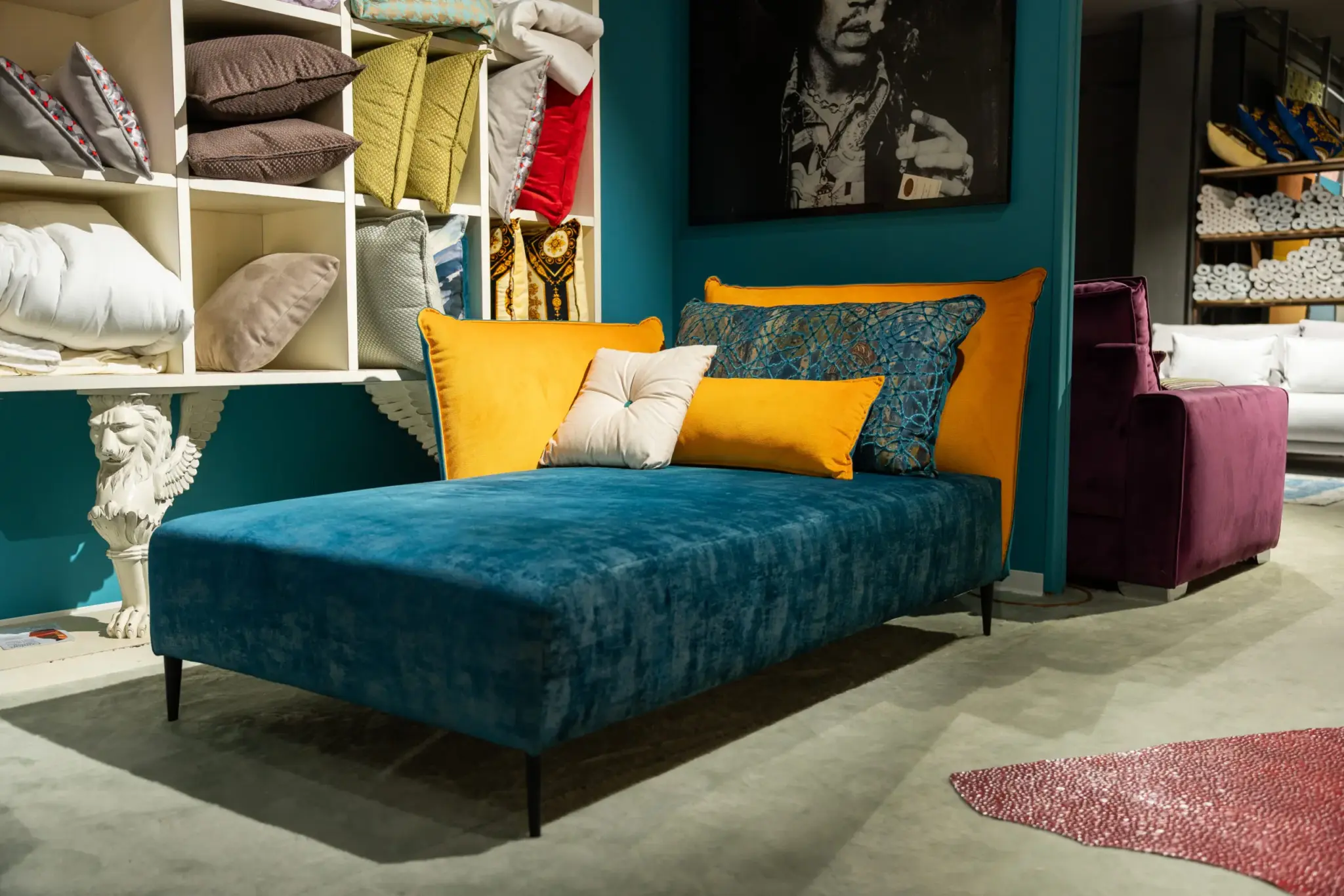 Chaise longue in velluto blu pavone – vista d’insieme – Confort Salotti