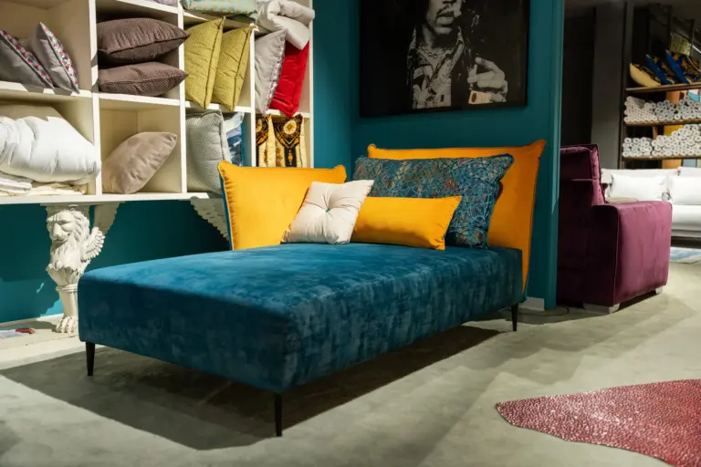 Chaise longue in velluto blu pavone – vista d’insieme – Confort Salotti
