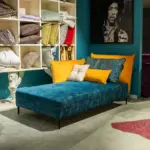 Chaise longue in velluto blu pavone – altra vista – Confort Salotti