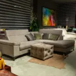 Divano angolare tortora con pouf capitonné – altra vista – Confort Salotti