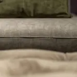 Divano angolare tortora con pouf capitonné – dettaglio del tessuto – Confort Salotti