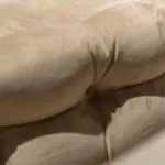 Divano angolare tortora con pouf capitonné – dettaglio del tessuto – Confort Salotti