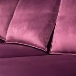 Divano con penisola in velluto viola – dettaglio del tessuto – Confort Salotti