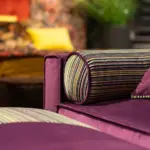 Divano con penisola in velluto viola – dettaglio del tessuto – Confort Salotti