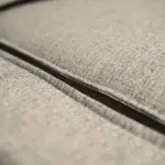 Divano angolare grigio perla – dettaglio del tessuto – Confort Salotti