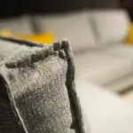 Divano angolare grigio perla – dettaglio del tessuto – Confort Salotti