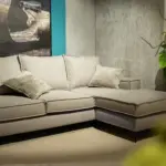 Divano con penisola greige – altra vista – Confort Salotti