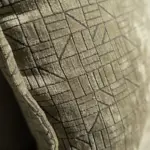 Divano con penisola greige – dettaglio del tessuto – Confort Salotti