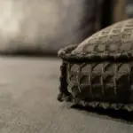 Divano in velluto tortora con schienale curvo – dettaglio del tessuto – Confort Salotti