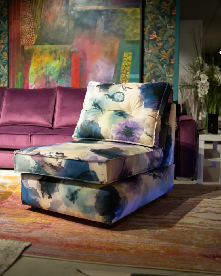 Poltroncina senza braccioli con fantasia acquerello – vista d’insieme – Confort Salotti