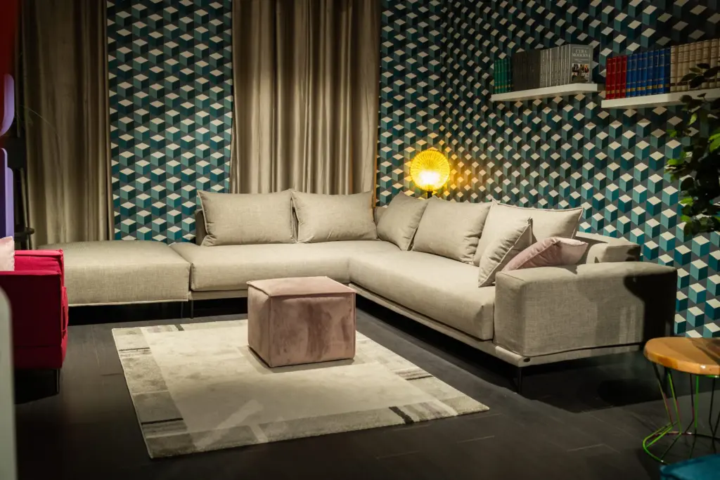 Divano angolare beige con pouf – vista d’insieme – Confort Salotti