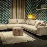 Divano angolare beige con pouf – vista d’insieme – Confort Salotti