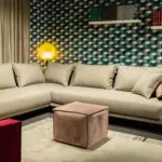 Divano angolare beige con pouf – altra vista – Confort Salotti