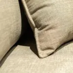 Divano angolare beige con pouf – dettaglio del tessuto – Confort Salotti
