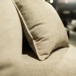 Divano angolare beige con pouf – dettaglio del tessuto – Confort Salotti