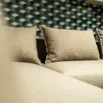Divano angolare beige con pouf – dettaglio del tessuto – Confort Salotti