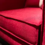 Poltrona in tessuto lampone – dettaglio del tessuto – Confort Salotti