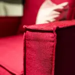 Poltrona in tessuto lampone – dettaglio del tessuto – Confort Salotti