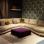 Divano angolare curvo crema con pouf – vista d’insieme – Confort Salotti