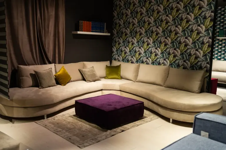 Divano angolare curvo crema con pouf – vista d’insieme – Confort Salotti