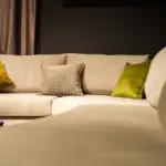 Divano angolare curvo crema con pouf – altra vista – Confort Salotti