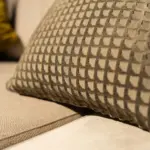 Divano angolare curvo crema con pouf – dettaglio del tessuto – Confort Salotti