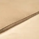 Divano angolare curvo crema con pouf – dettaglio del tessuto – Confort Salotti