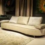 Divano beige con bracciolo arrotondato – vista d’insieme – Confort Salotti