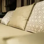 Divano beige con bracciolo arrotondato – dettaglio del tessuto – Confort Salotti