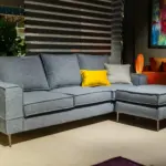 Divano con penisola grigio azzurro – altra vista – Confort Salotti