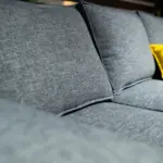 Divano con penisola grigio azzurro – dettaglio del tessuto – Confort Salotti